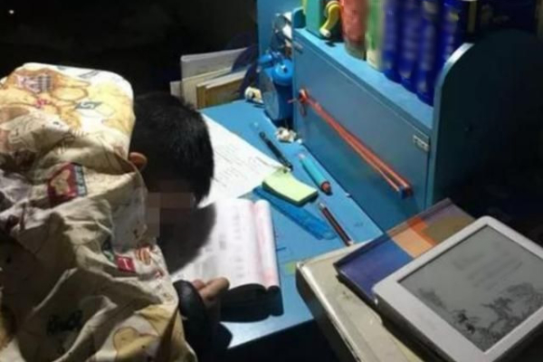 Ép con học đến kiệt sức, người mẹ nhận cái kết đau lòng và thói quen tạo áp lực của người lớn