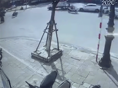 Video: Xe tải vượt đèn đỏ, kéo lê cô gái giao hàng tử vong thương tâm