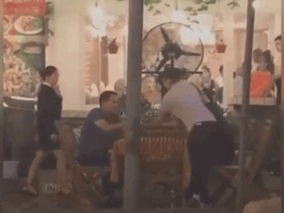 Vợ đập toang chén rượu, hất đổ bàn nhậu của chồng ngay giữa quán: 'Có đi về không?'