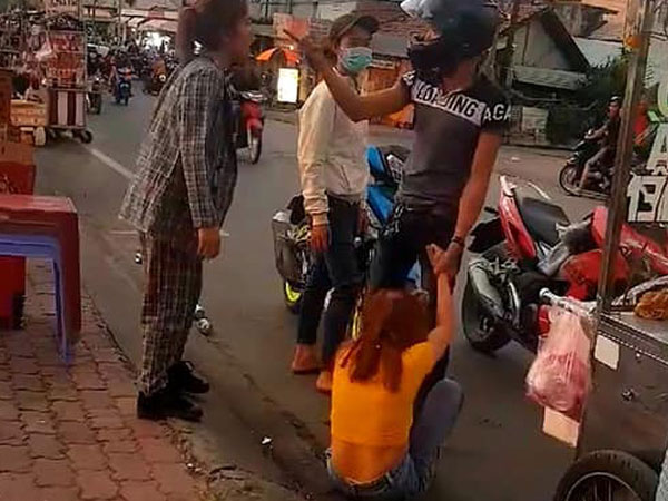 Clip: Lôi bạn gái ra giữa đường đánh, chàng trai bị 2 người đàn ông 'xử nóng' ngay tại chỗ
