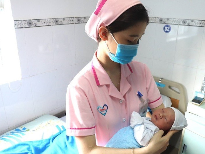 Cứu chữa kịp thời mẹ con sản phụ 'đẻ rơi' trên xe Grab