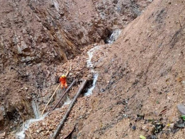 Đường bị biến thành suối, 2 bản vùng núi ở Quảng Trị vẫn chưa có điện