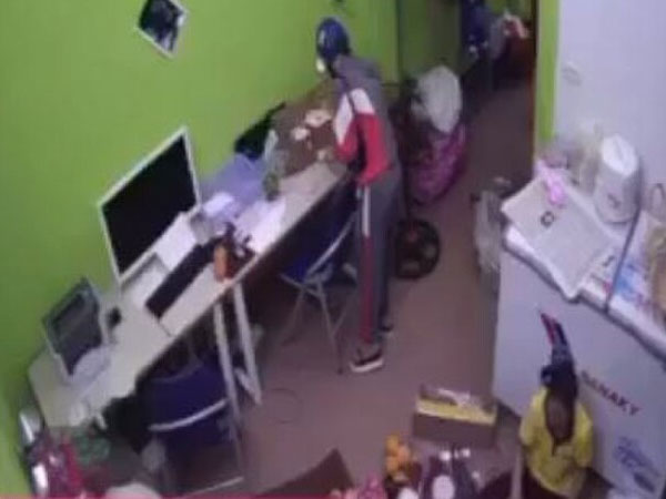 Vào cửa hàng hô to 'món gì chị cũng lấy', khách VIP tiện tay 'cuỗm' luôn 3 chiếc điện thoại