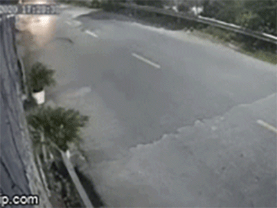 Ánh đèn chớp nhoáng qua camera an ninh và cú đâm khiến người chứng kiến 'lạnh gáy'