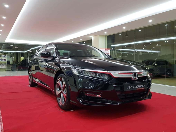 Nhiều xe ế hạ giá sốc câu khách dịp cuối năm