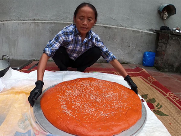 Bà Tân Vlog chia sẻ lý do đặc biệt khi làm bánh giầy gấc siêu to khổng lồ, nhiều người mới ngỡ ngàng nhận ra có ngày Tết 10/10