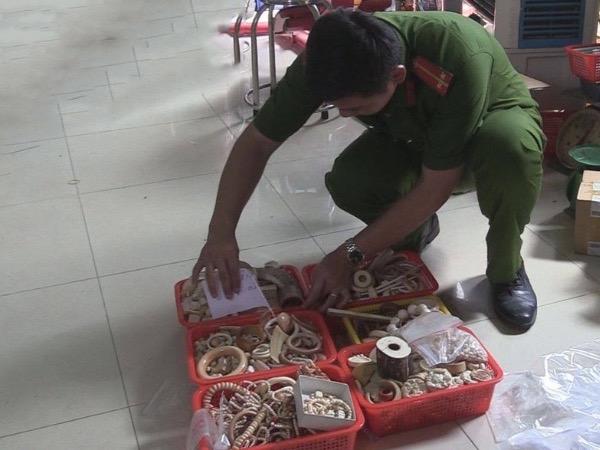 Bắt chủ lô hàng 18kg sản phẩm làm từ ngà voi