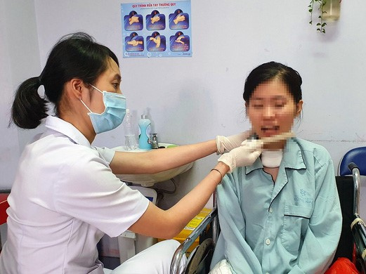 Cô gái ngộ độc patê Minh Chay xuất viện sau hơn 100 ngày điều trị