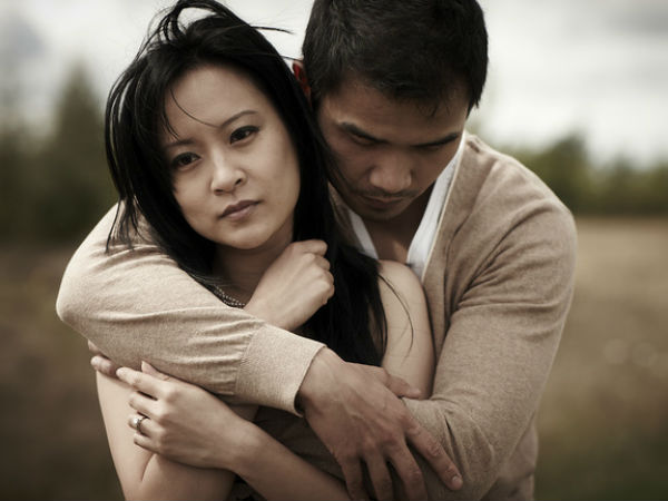 Chồng vừa mang cơm cữ vào cho tôi thì mẹ chồng nói một câu đau điếng, song câu trả lời của anh lại khiến tôi bật khóc nức nở