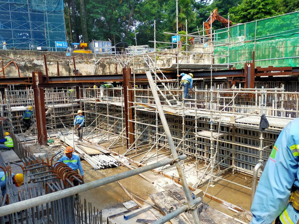 Cận cảnh 800 công nhân đang làm việc xuyên ngày đêm để sớm hoàn thành nhà ga ngầm lớn nhất tuyến metro Sài Gòn