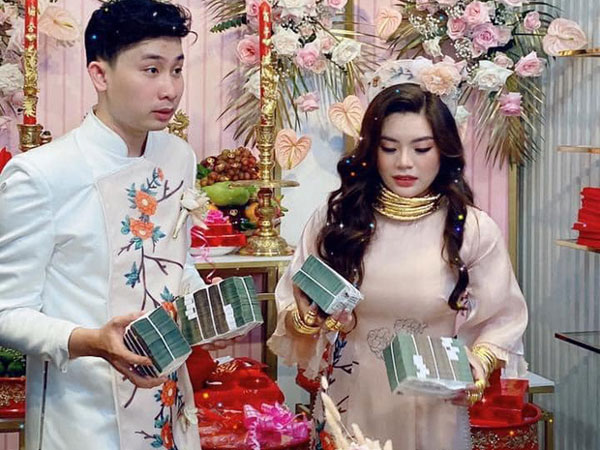 Dân tình xôn xao với hình ảnh cô dâu chú rể vàng đeo trĩu cổ, tiền cầm nặng tay: Thế này thì ai mà chẳng muốn cưới!