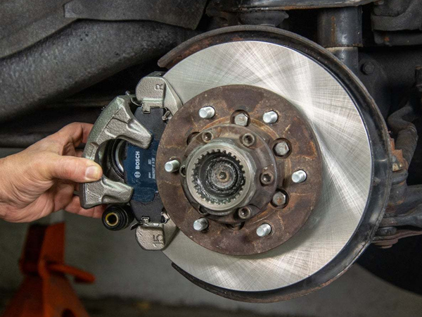 Những dấu hiệu cần thay phanh đĩa ô tô khẩn cấp