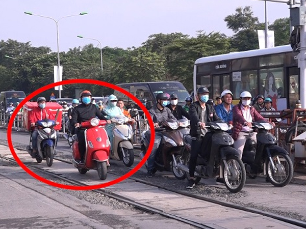 Video: Dừng xe 'trước mũi tàu hoả', cuống cuồng không có đường lui