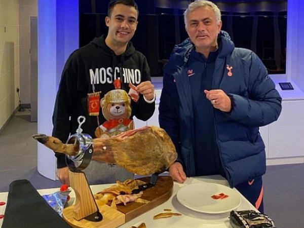 HLV Mourinho thua cược, phải đãi học trò một chiếc đùi lợn hun khói giá 15 triệu đồng