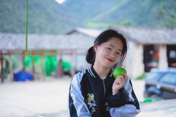 Nữ sinh bán lê: Đổi đời sau tấm hình chụp trộm, nhan sắc hiện tại thay đổi nhanh chóng mặt