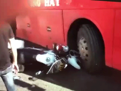 Bị yêu cầu dừng xe kiểm tra, xe khách bỏ chạy tông vào xe chuyên dụng của cảnh sát