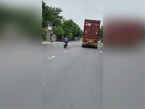 Video: Xe máy và container rượt đuổi nhau như phim hành động trên QL10