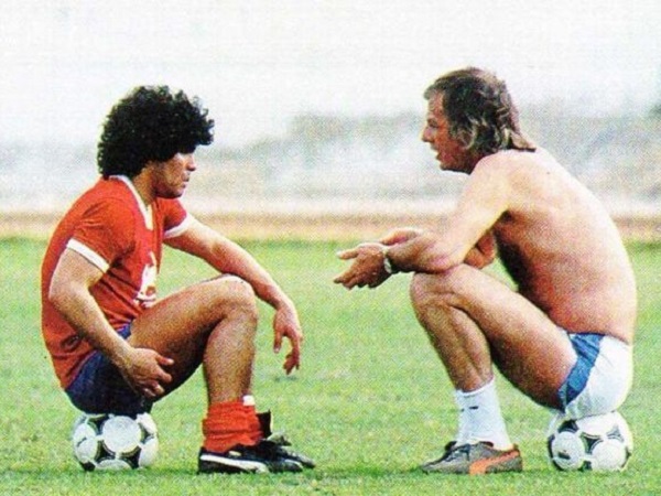 Thầy cũ Maradona: 'Họ đã bỏ mặc cậu ấy'