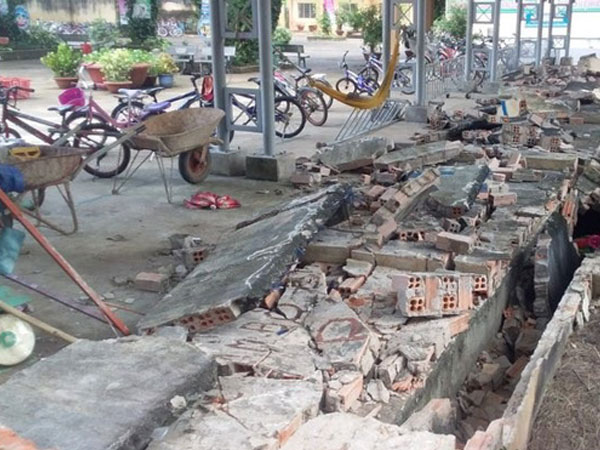 Clip: Gần 30 m tường bao của 1 trường tiểu học ở Đồng Nai bất ngờ đổ sập