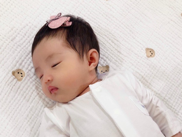 Đông Nhi chính thức khoe cận cảnh gương mặt của con gái đầu lòng