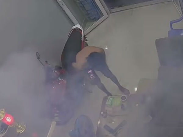 Video: Chiếc điện thoại để không trên bàn bất ngờ tóe lửa một cách khó hiểu rồi bốc khói đen kịt cả căn phòng khiến nhiều người kinh hãi