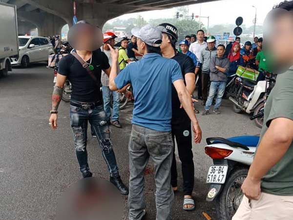 Mâu thuẫn chuyện nuôi con, chồng dùng dao truy sát vợ và chị vợ trên phố Hà Nội