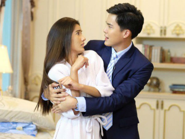 Bị sếp nam lôi tuột vào phòng ngủ, nghe tiếng gõ cửa tôi chui gầm giường trốn vội