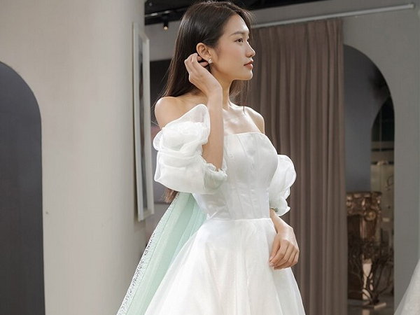 Ngắm 'nàng thơ của Đoàn Văn Hậu' thử váy cưới, chị em mê ngay dáng váy cưới trễ vai khéo léo che vòng 1 khiêm tốn