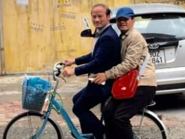 Xuân Bắc khoe ảnh được bạn thân chở đi học bằng xe đạp, dân tình trầm trồ: Trời ơi, cả một thời tuổi thơ ùa về!