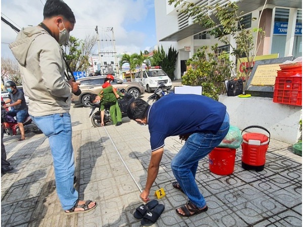 Nam thanh niên trêu ghẹo nữ nhân viên bệnh viện rồi đâm bảo vệ trọng thương