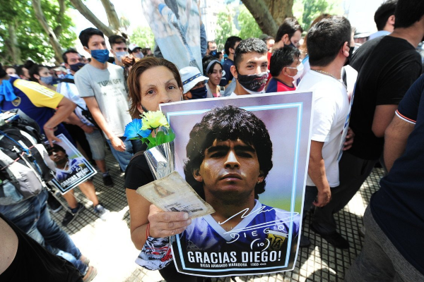 Người dân Argentina nghẹn ngào tiễn đưa Maradona