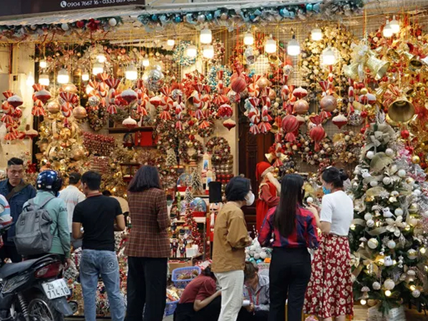 Hà Nội: Phố Hàng Mã lung linh sắc màu trước thềm Giáng sinh