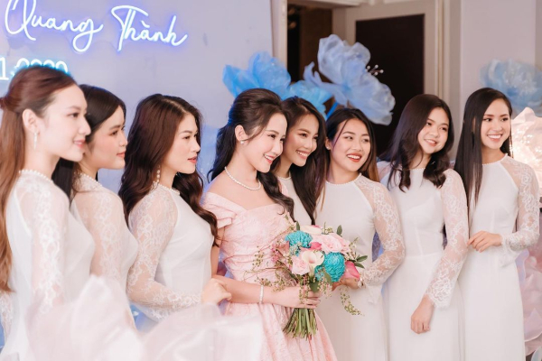 Bức ảnh đủ mặt hội chị em bạn dì nhà gái trong đám hỏi Phan Thành - Primmy Trương, đố ai đọ lại team 'so đẹp' này
