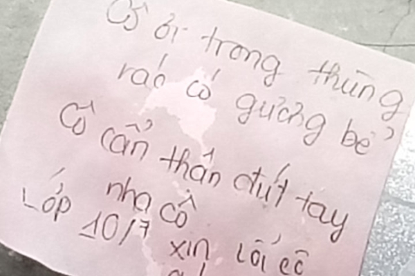 Dân mạng trầm trồ với mảnh giấy đáng yêu của học sinh cấp 3 trên thùng rác