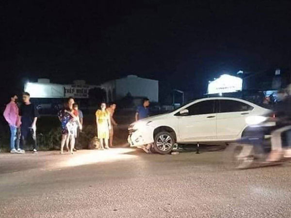 2 cô gái trẻ nguy kịch sau khi liên tiếp bị 2 ô tô tông trúng rồi kéo lê hàng trăm mét