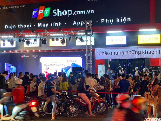iPhone 12 chính hãng mở bán tại Việt Nam: Hàng trăm người xếp hàng chờ nhận máy, bản Pro Max vẫn được quan tâm nhất