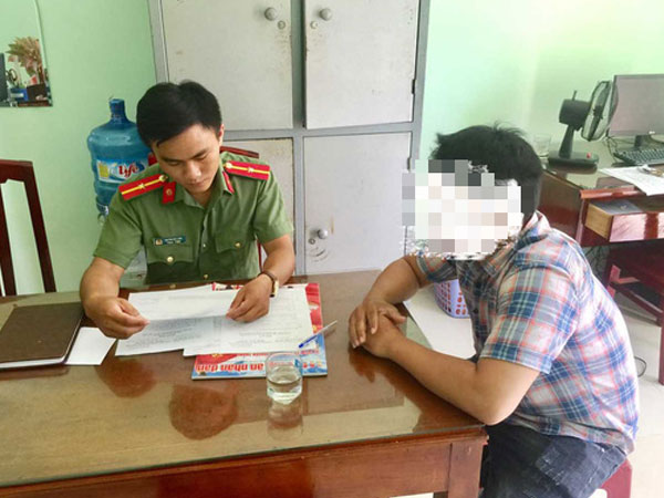 Vợ vi phạm không 'xin xỏ' được, chồng lên Facebook xúc phạm CSGT