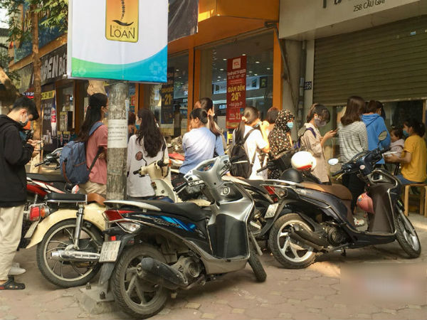 Hà Nội: Hàng trăm người xếp hàng, tranh mua 3 suất giảm giá 70%