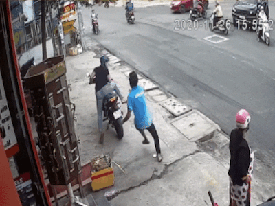 Video: Chủ nhà vây bắt tên trộm xe máy ở Sài Gòn