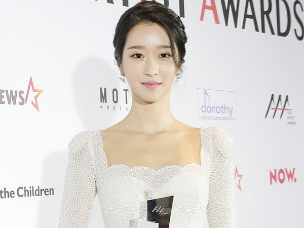 Kim Soo Hyun - Seo Ye Ji xúng xính như cô dâu chú rể lên nhận giải AAA 2020