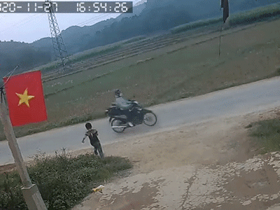Clip: Tài xế phanh 'cháy lốp' cứu bé trai qua đường không quan sát