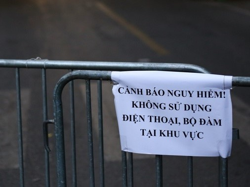 Cấm dùng điện thoại trong phạm vi 200 m từ quả bom ở Cửa Bắc