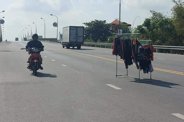 Nhìn thấy giá phơi đồ án ngữ giữa đường, nhiều người tự hỏi chủ là ai mà liều lĩnh thế, ngờ đâu sự thật lại 'mông lung như một trò đùa'