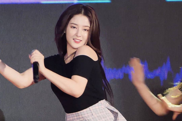 Nancy (MOMOLAND) thường xuyên 'lộ hàng' trên sân khấu, phá nát hình ảnh 'thiên thần lai' khiến khán giả la ó