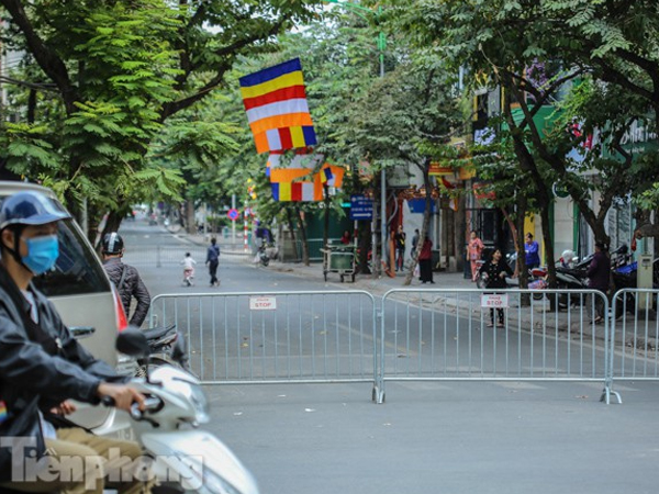 Rào chắn tứ phía cả khu phố Hà Nội vì phát hiện bom chưa nổ