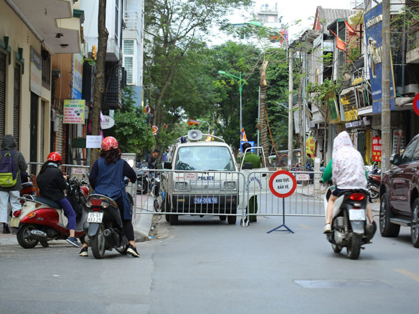 Rào chắn xung quanh khu vực phát hiện quả bom lớn ở Hà Nội