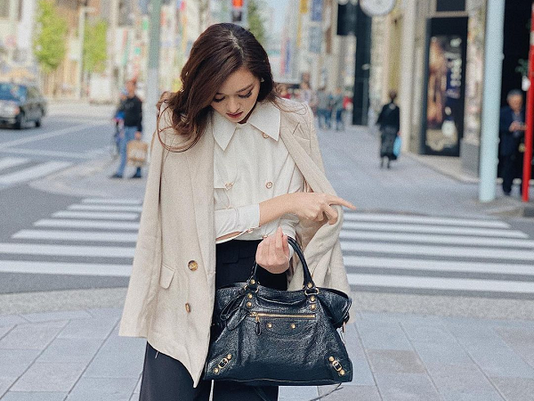 Style của 3 nàng Á hậu sớm theo chồng về dinh ở tuổi đôi mươi: Toàn 'chơi' màu đen - trắng - be mà vẫn max lồng lộn mới hay!
