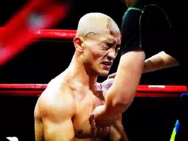 Yi Long gây sốc khi đòi tự trói tay chân rồi tỉ thí, nếu thua sẽ gọi đối thủ bằng bố