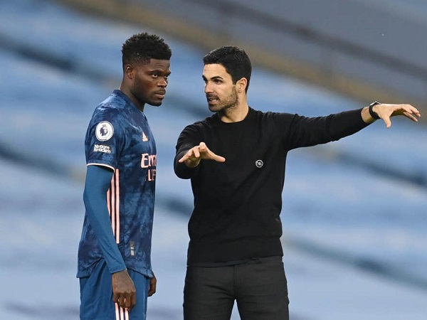 Arsenal thua thảm, HLV Arteta còn báo hung tin về Partey
