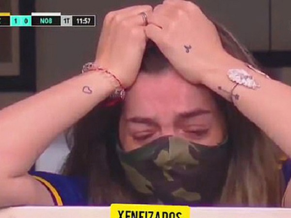 Con gái Maradona bật khóc nức nở khi được cầu thủ đội bóng cũ của bố đến vỗ tay tri ân